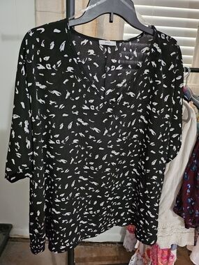 JODIFL Black and White V-Neck Printed Blouse